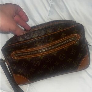 Louis Vuitton Brown Monogram Canvas Wristlet Pouch Vintage. 🤎